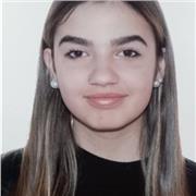 Me defino como una chica creativa, alegre y empática que va a hacer todo lo posible porque el estudiante esté cómodo, aprenda y a la vez se pueda divertir un poco.